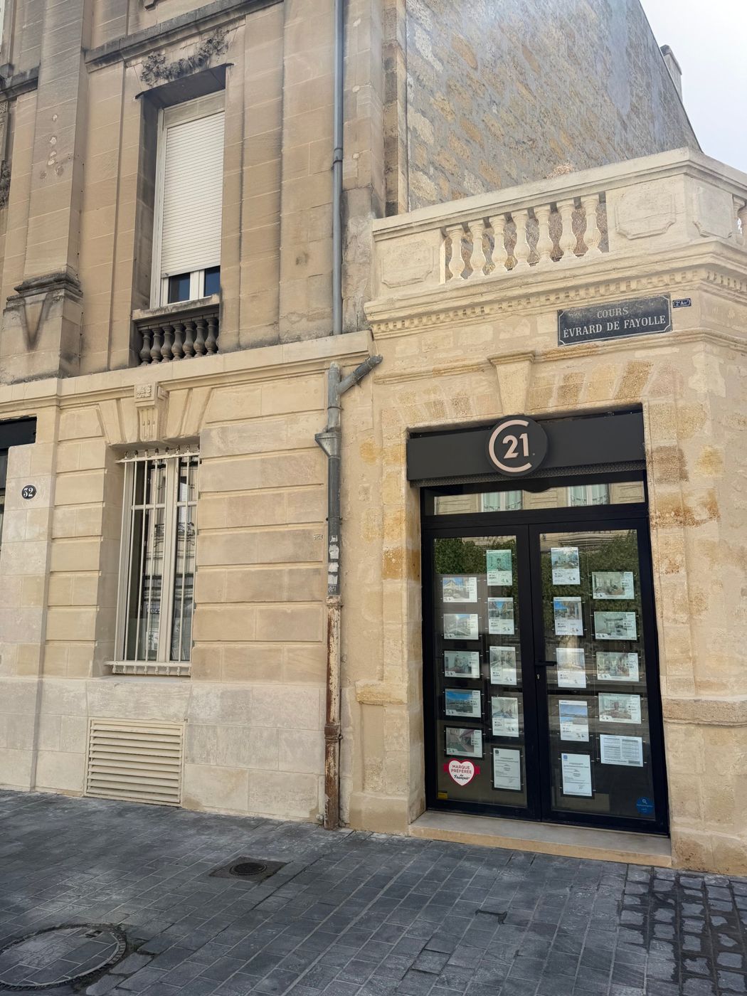 Angle du bâtiment en pierre blonde après travaux