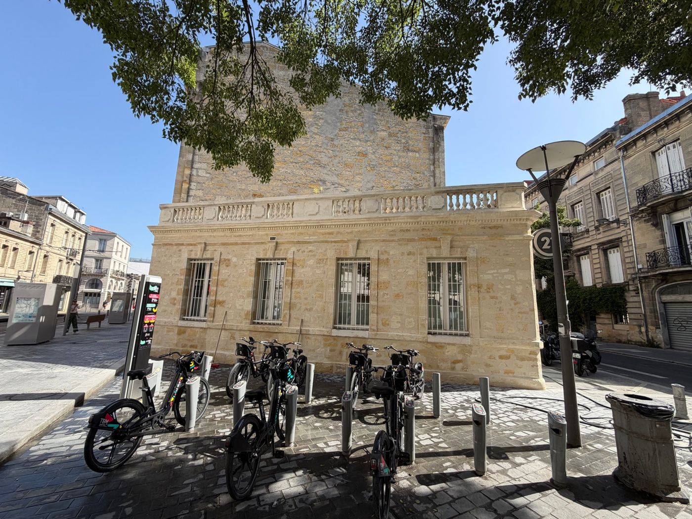 Façade en pierre de taille et balustrade restaurées, à Bordeaux