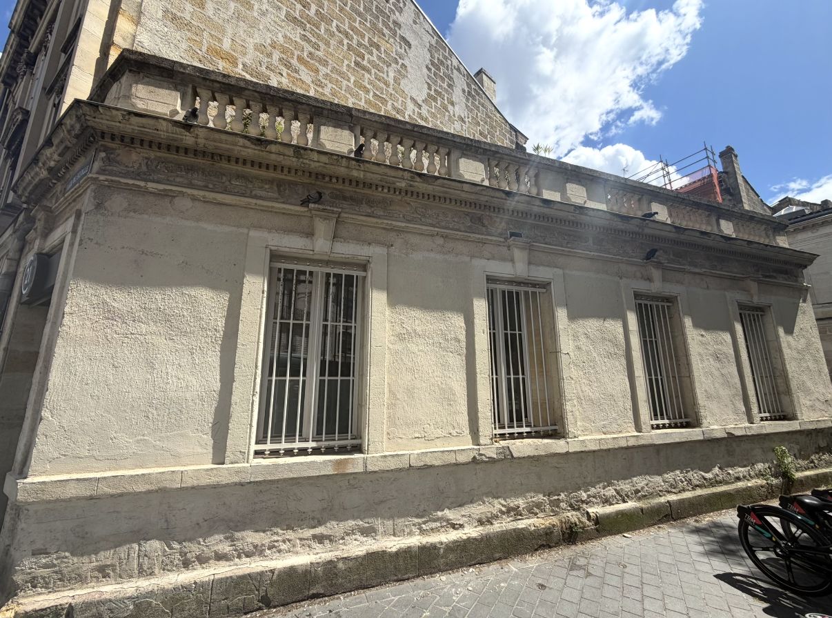 Façade latérale enduite et dégradée avant travaux