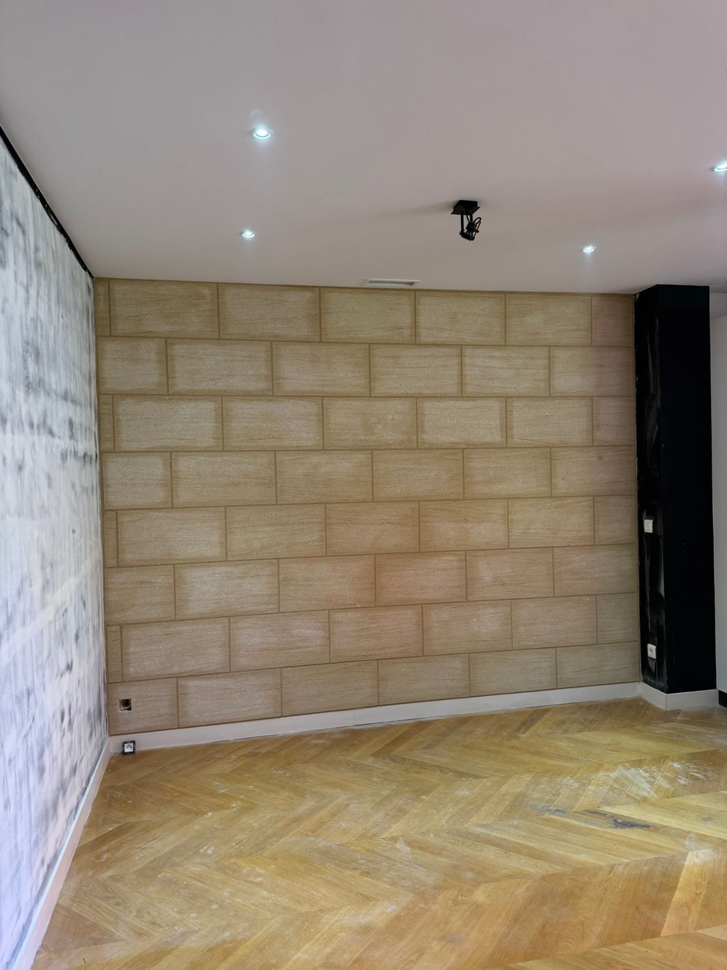 Mur intérieur en plaquage de pierre naturelle après travaux