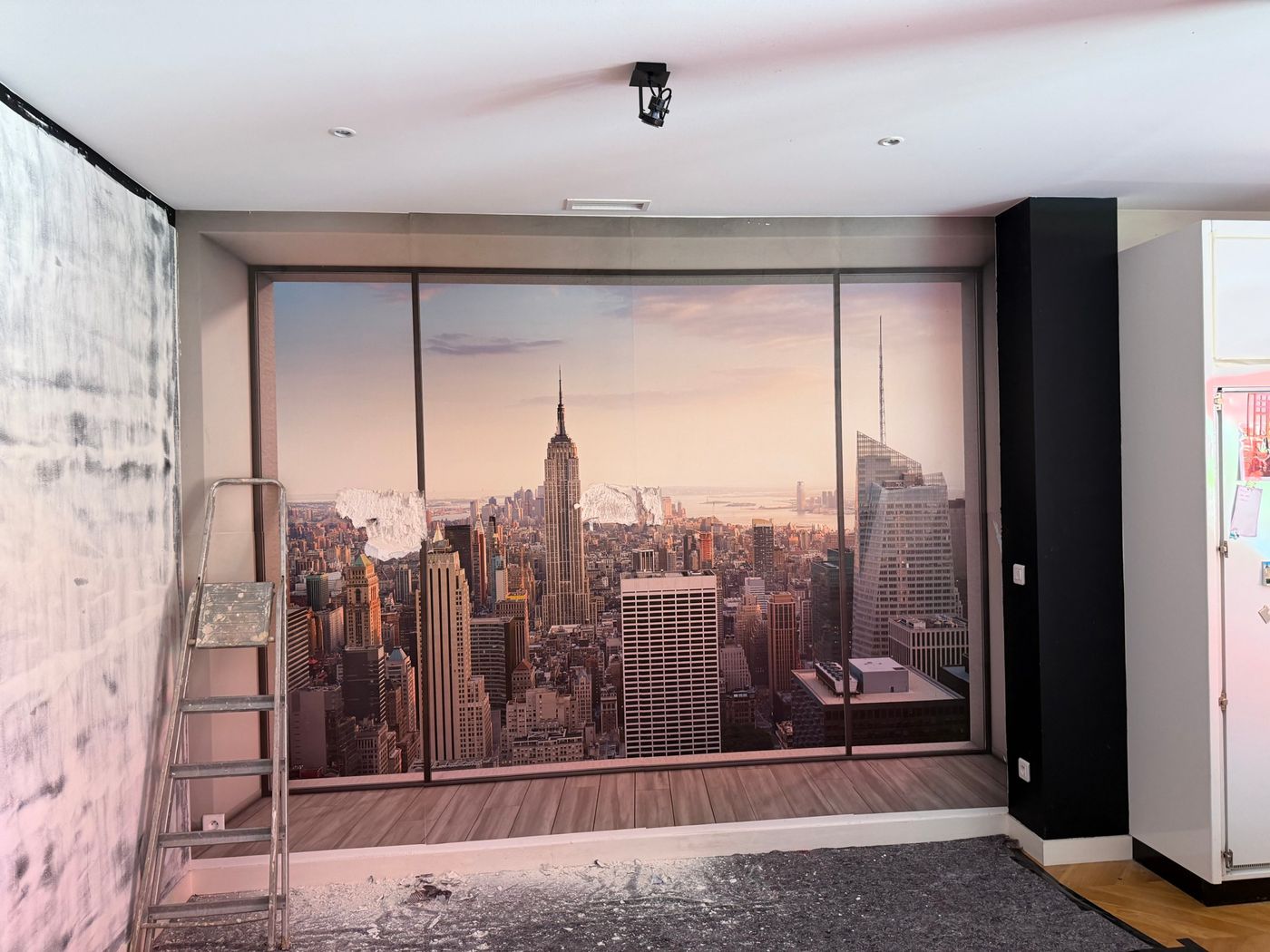 Mur avec papier peint panoramique avant travaux