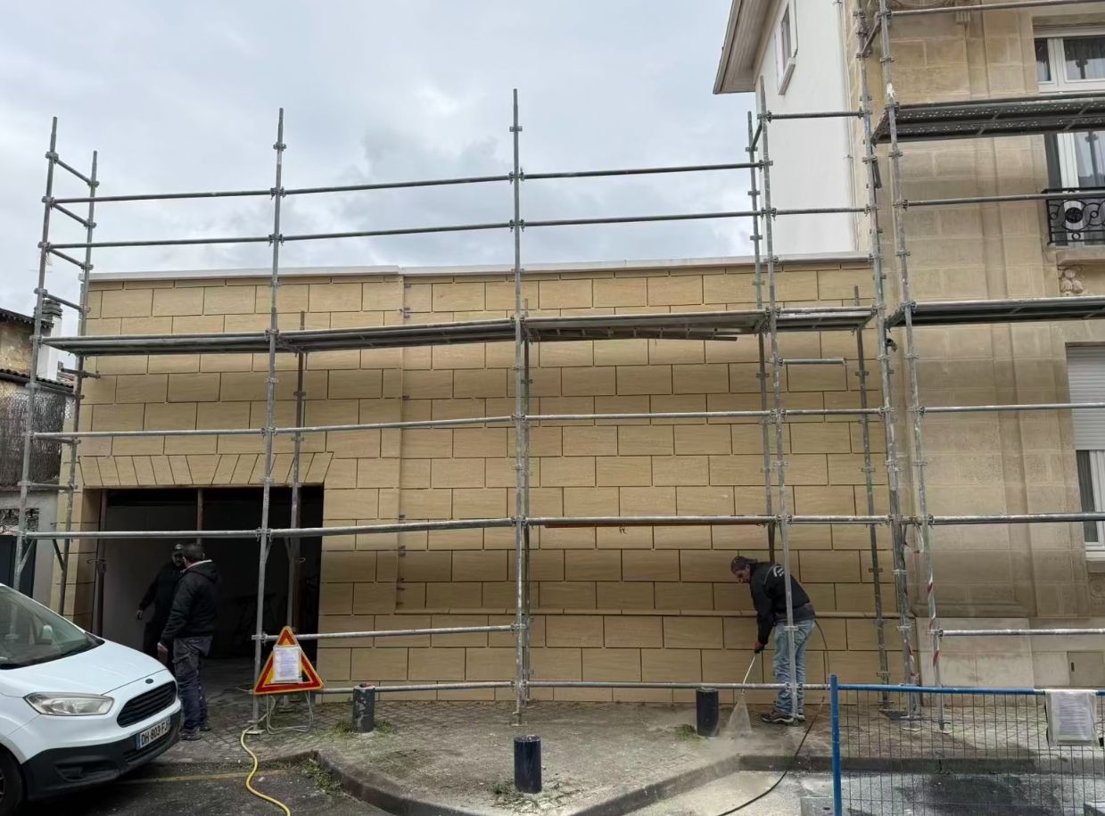Mur sous échafaudage pendant la pose des pierres