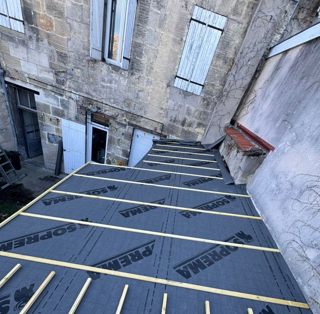 Écran sous-toiture et liteaux posés sur la charpente